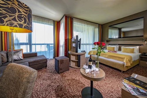 Hotel Azur 4* Prémium - wellness szálloda. Luxuskényeztetés a Balatonnál. Szobák, lakosztályok, apartmanok. Szállásfoglalás Siófokon.